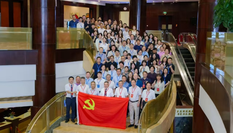 百名科学家讲党课 | AI时代的医学坚守...